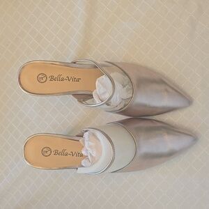 Bella Vita blakely pointed Champagne mules 10 ww.